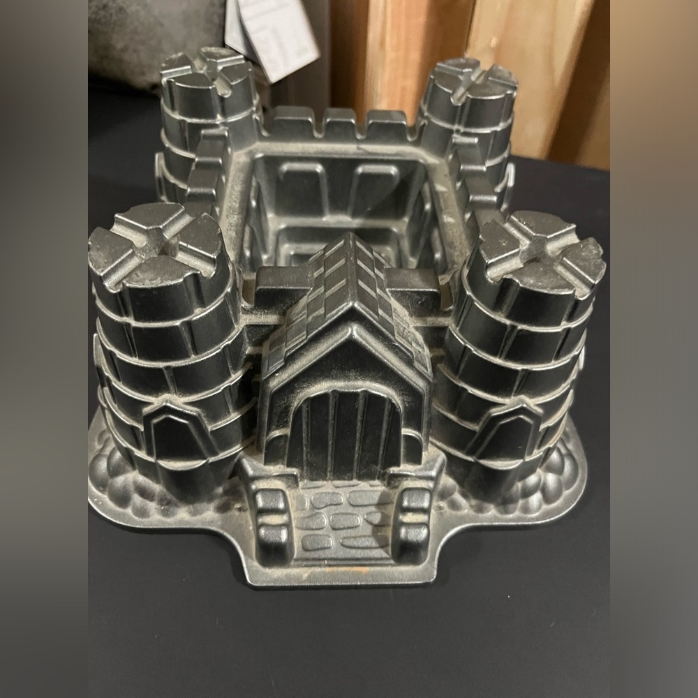 Nordic Ware castle Bundt cake pan nwot, would make awesome cake